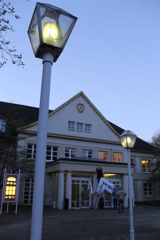 Gesundheitsmesse-Banner am Eingang in der Abenddämmerung