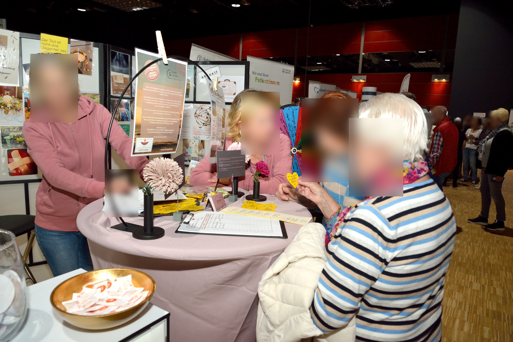 Information und Gespräch an den Ausstellerständen
