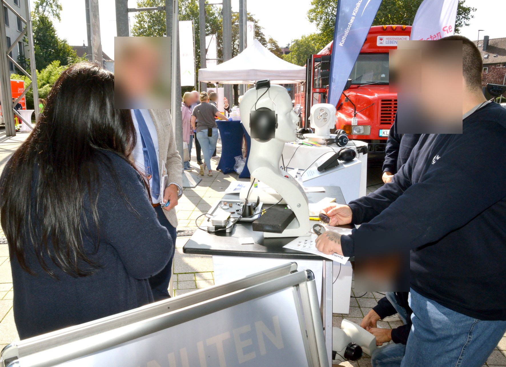 Hörtest und Beratung am Aktionsstand vor dem RuhrCongress