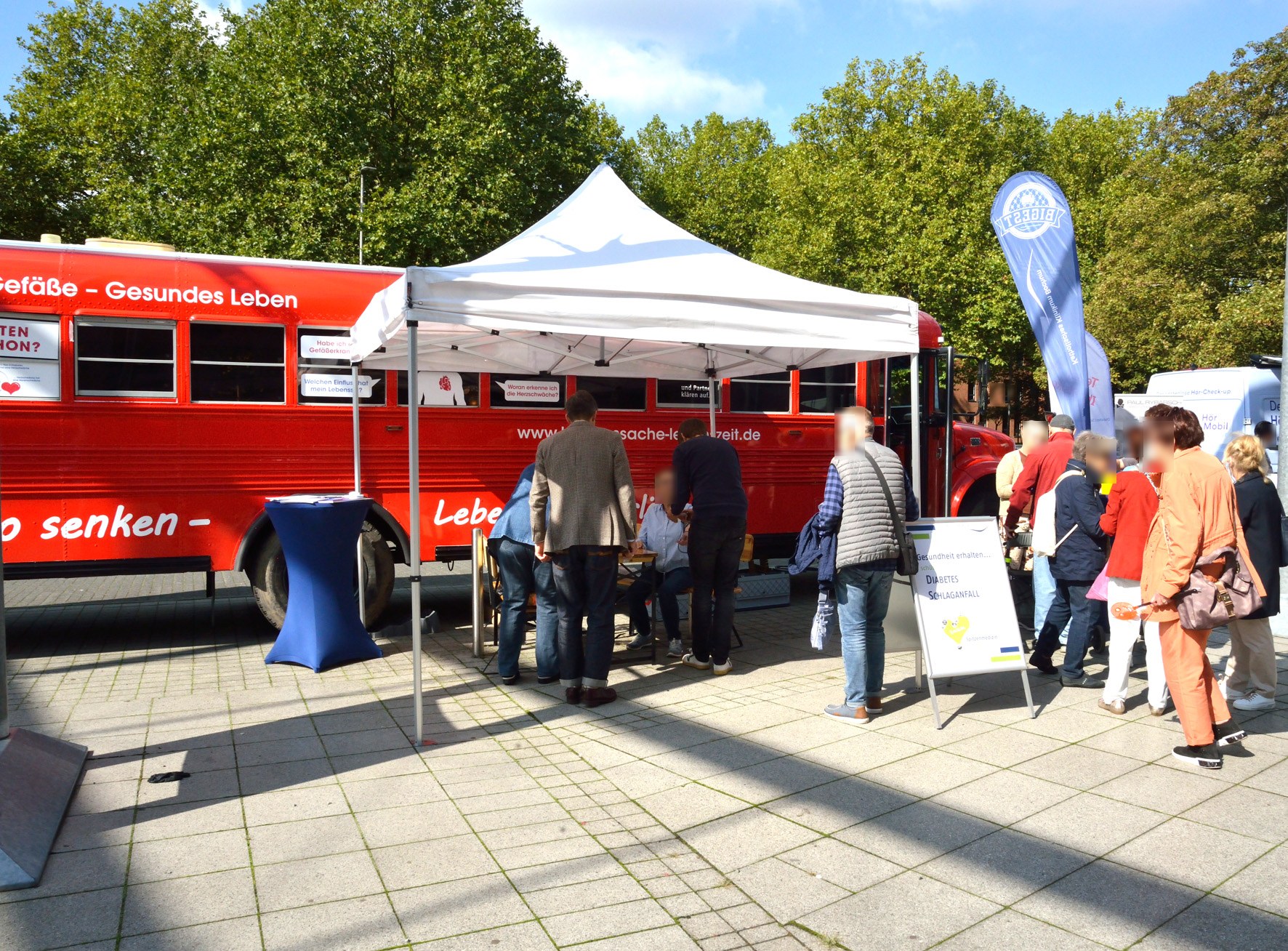 Außenbereich mit Gefäßmobil und Gesundheitschecks