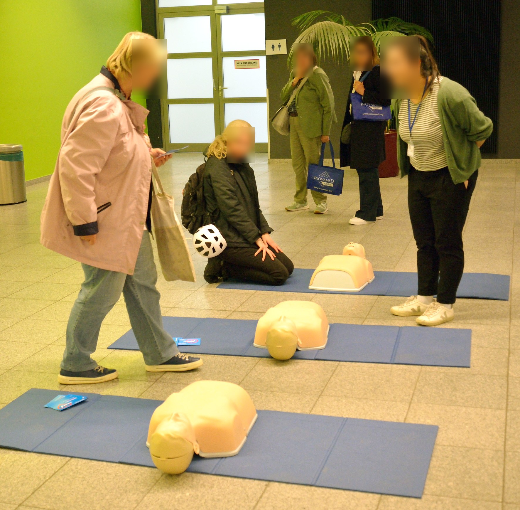 Reanimationstraining zum Mitmachen für Besucherinnen und Besucher
