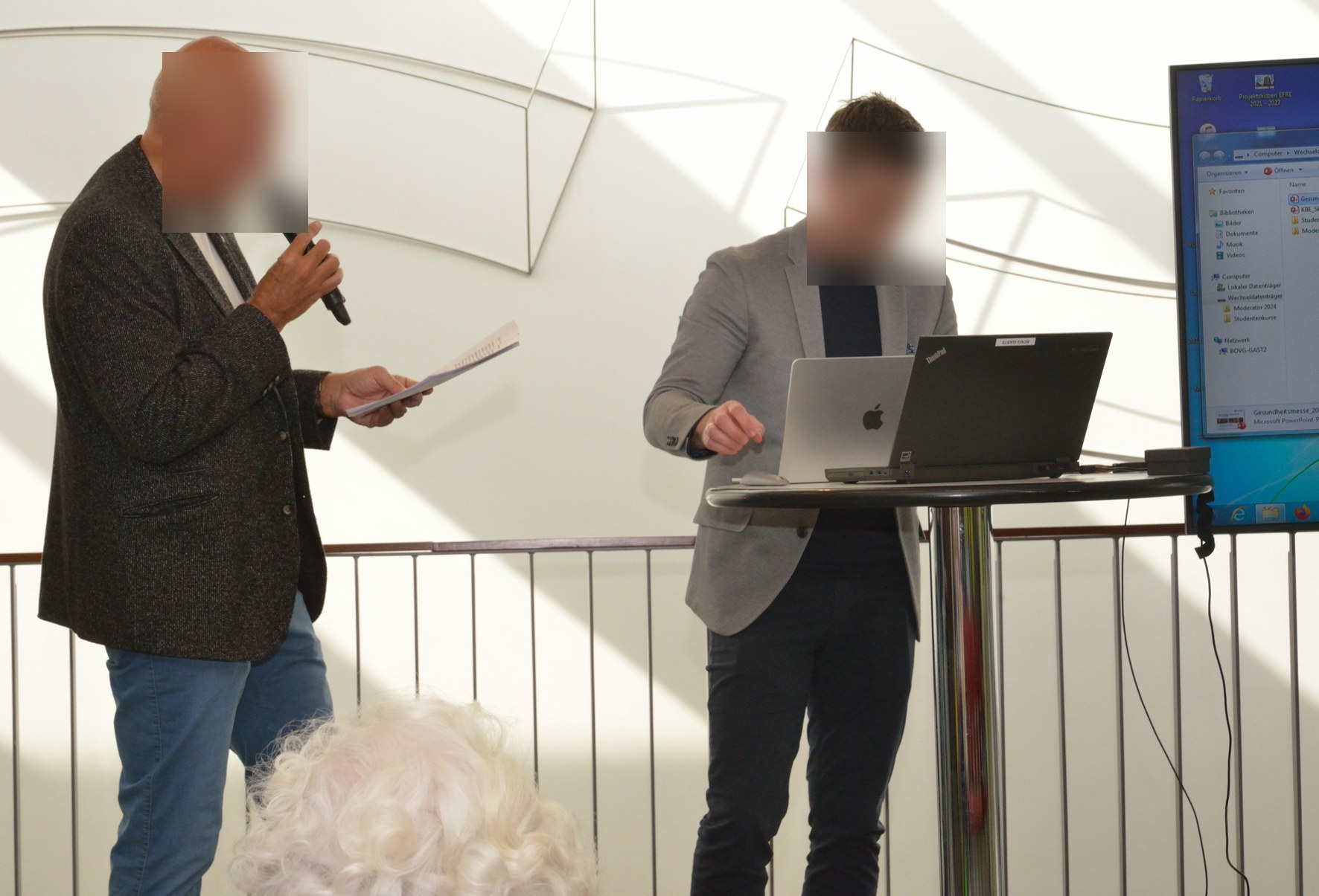Moderation und Technik auf der Vortragsbühne