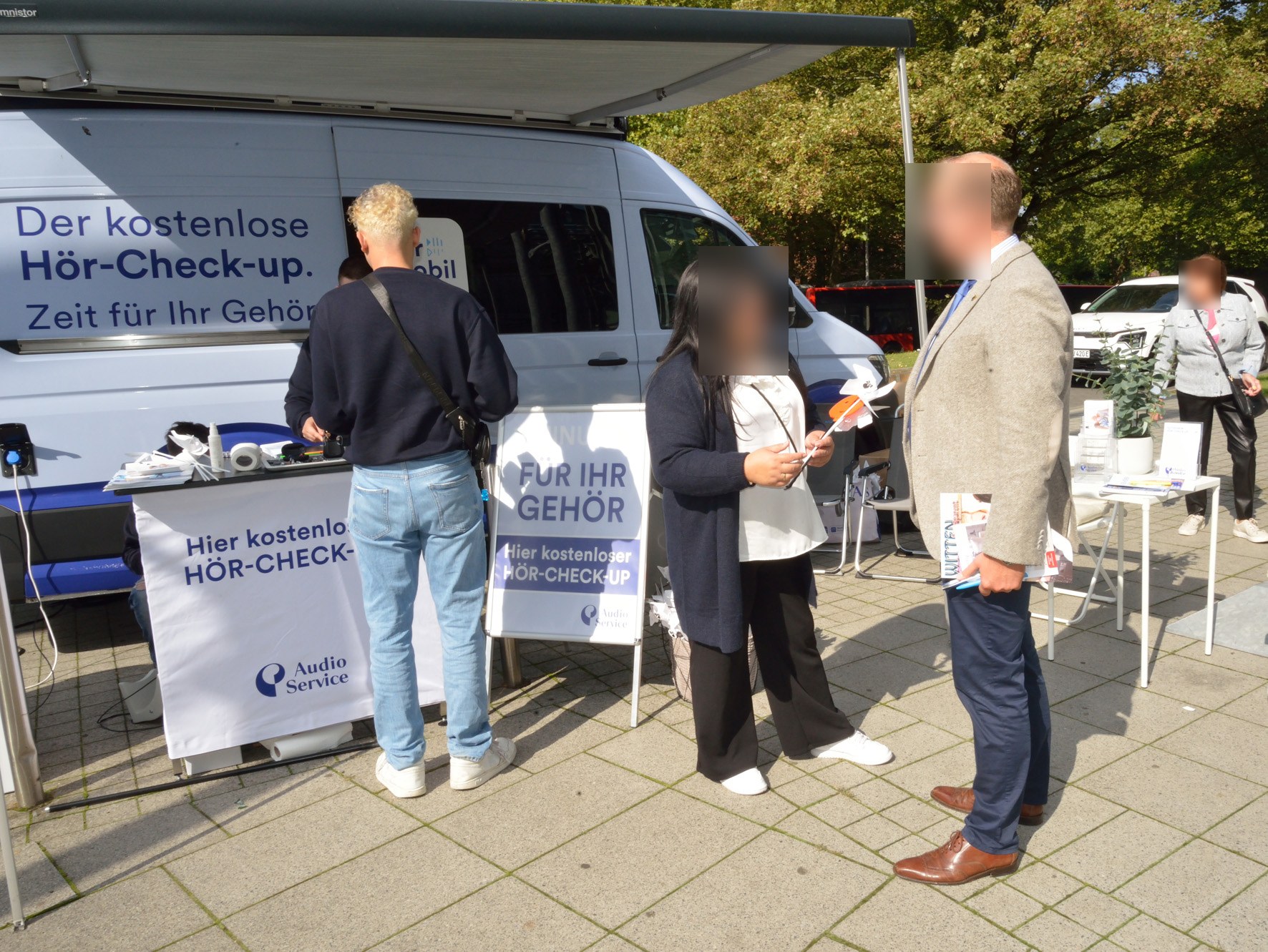 Kostenloser Hör-Check-up im Außenbereich der Messe