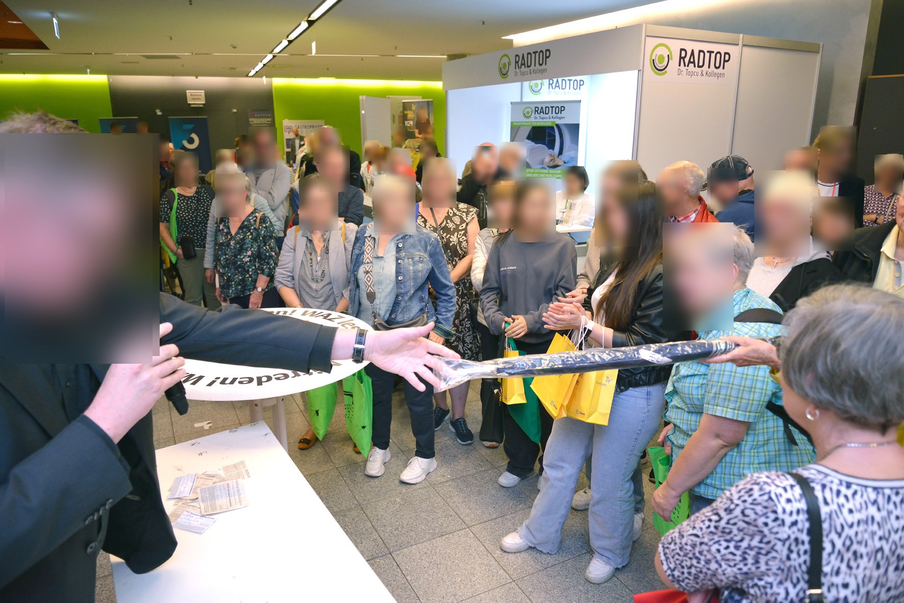 Preisverleihung der WAZ-Tombola vor vollem Haus