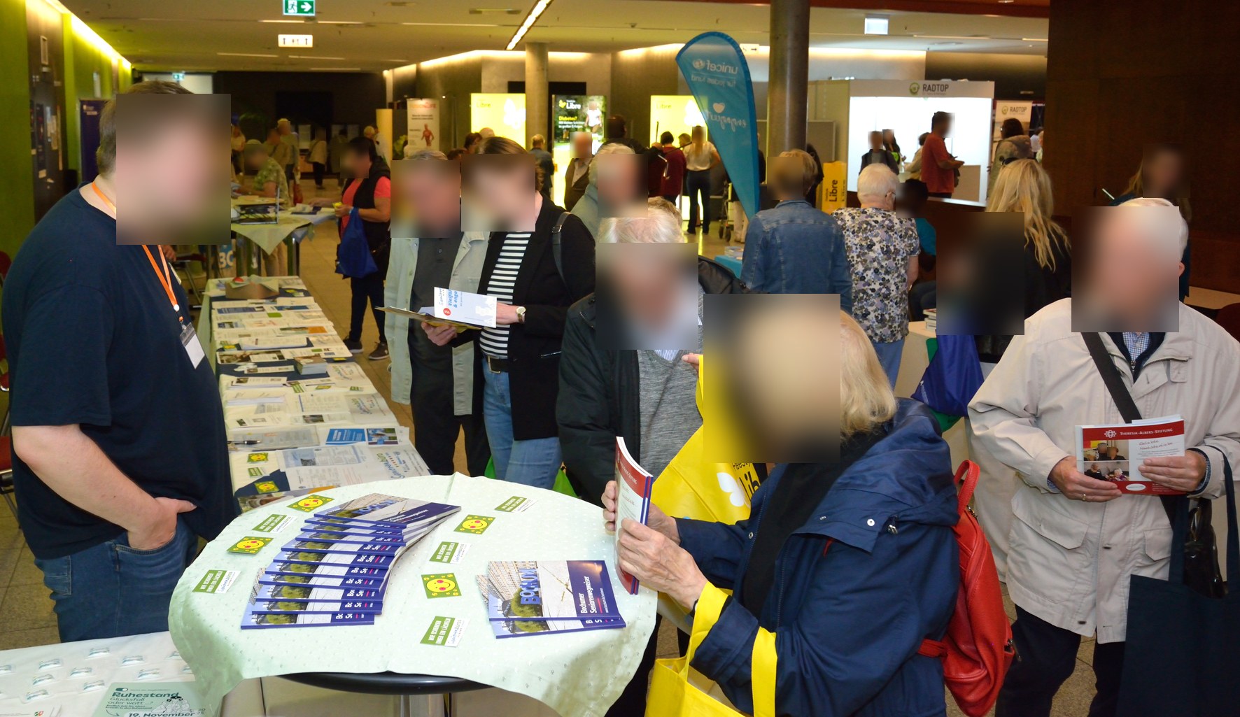 Informationsmaterial und Beratung im Foyer des RuhrCongress