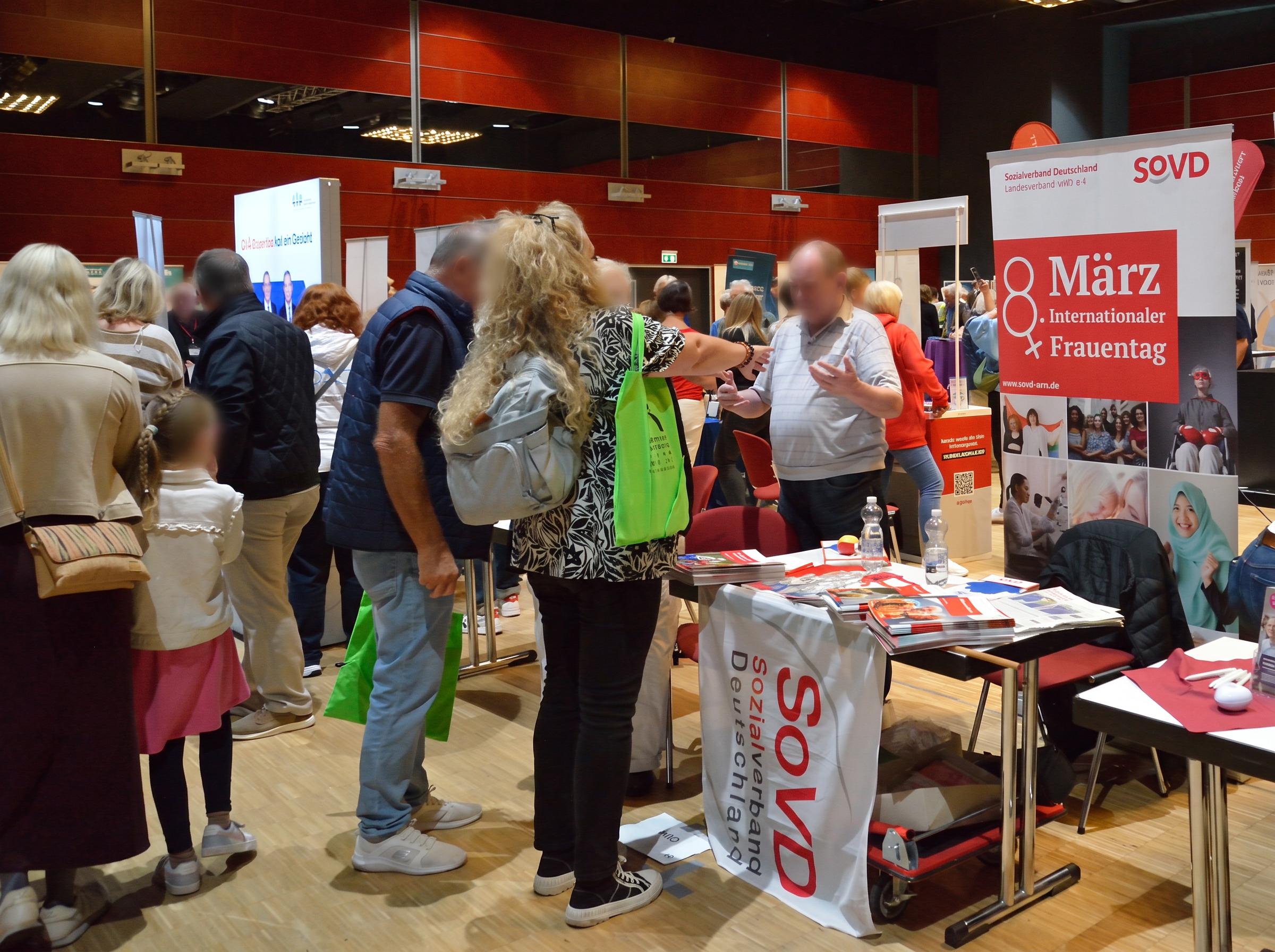 Besucherinnen und Besucher an einem Ausstellerstand in der Halle des RuhrCongress Bochum
